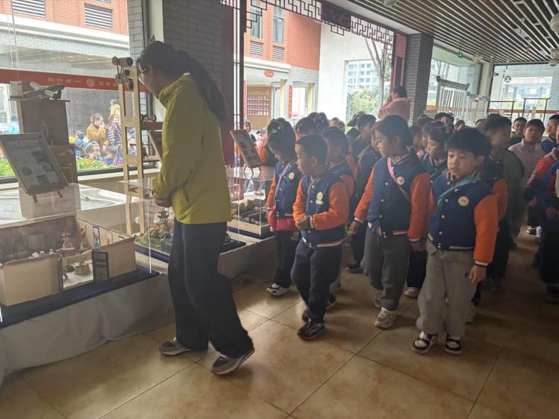20250310【生活燕幼&middot;园区动态】新城分园：“趣”当小学生 衔接促成长 —— 大班年级组走进小学活动_html_md0a60b.jpg