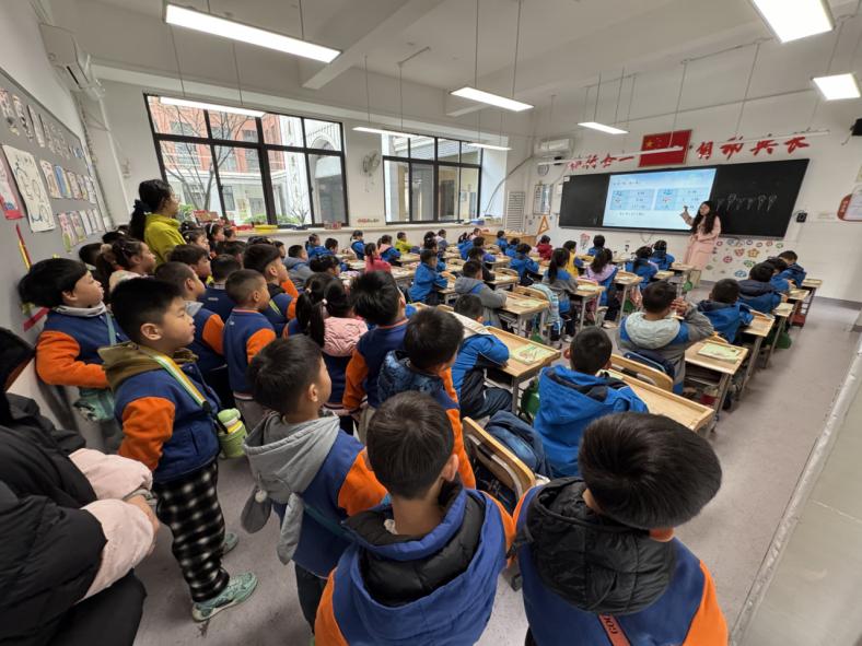 20250310【生活燕幼&middot;园区动态】新城分园：“趣”当小学生 衔接促成长 —— 大班年级组走进小学活动_html_74941a15.jpg
