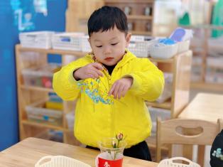 20240308 【生活燕幼·园区动态】人间最美三月天 家园共育绽芳华——三八节亲子手工暨家长学校活动_html_m5f086a8a.jpg