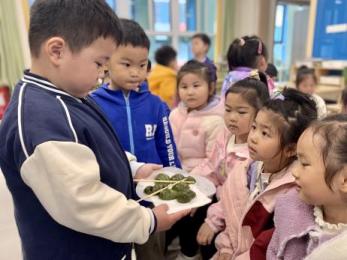 20240403【生活燕幼·园区动态】“浸润童心 情忆清明”——舌尖上的节气之清明_html_3d9a7f08.jpg