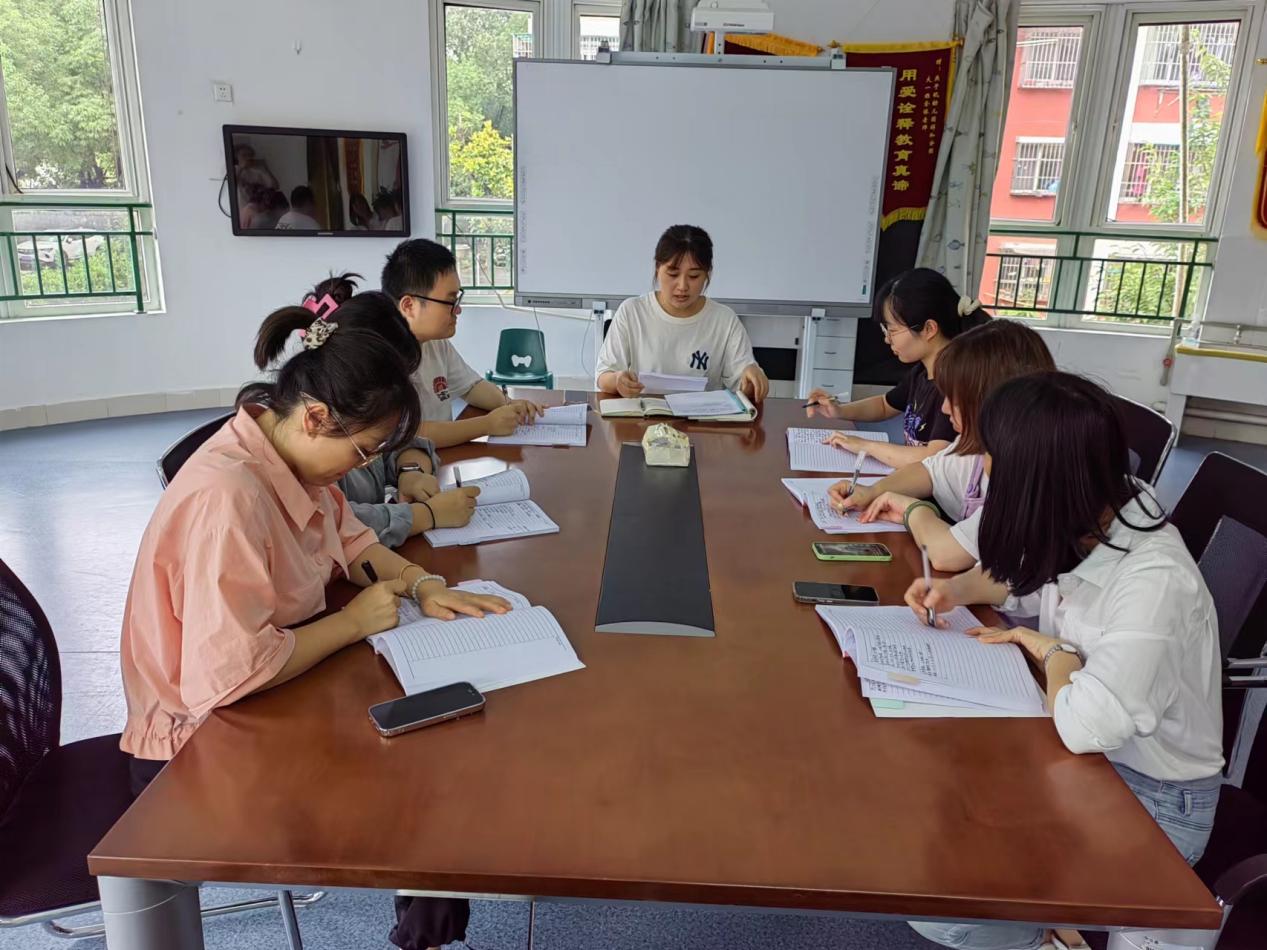 【生活燕幼·教研组动态】中心园：“教研促成长 齐心开新篇”——美术教研组学期初会议_html_m3c438ff8.jpg