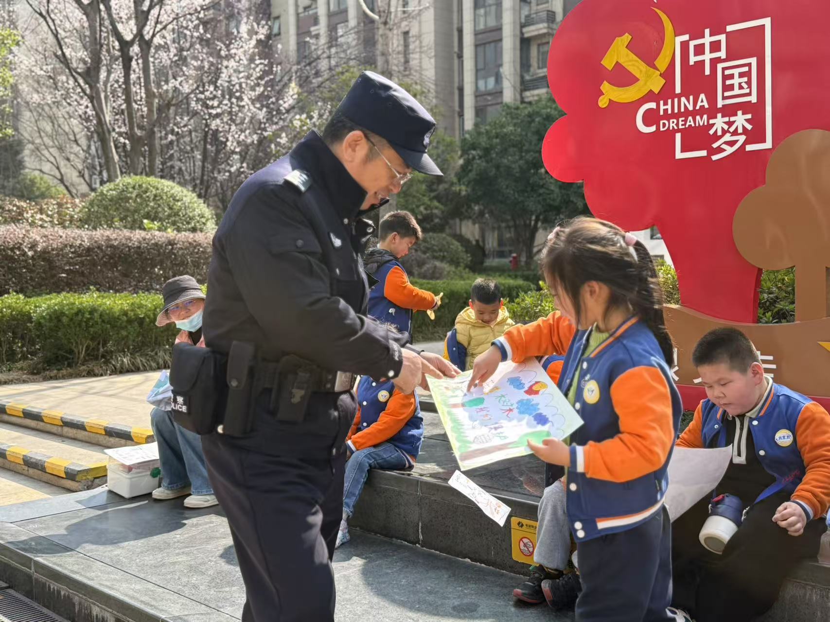 【生活燕幼·园区动态】下庙分园：“浇”个朋友，共“植”未来——植树节活动_html_2db25e1.jpg