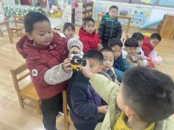 【生活燕幼·园区动态】中心园：“萌娃学雷锋，爱心在行动” ——雷锋日系列活动_html_m15ceee25.jpg