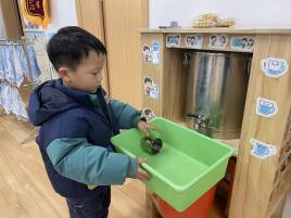 【生活燕幼·园区动态】中心园：“萌娃学雷锋，爱心在行动” ——雷锋日系列活动_html_m4e249d08.jpg
