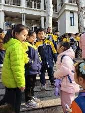 20250306【生活燕幼·年级组动态】燕幼中心园：小学初体验，衔接零距离——大班年级组参观小学活动_html_m4c805fe6.jpg