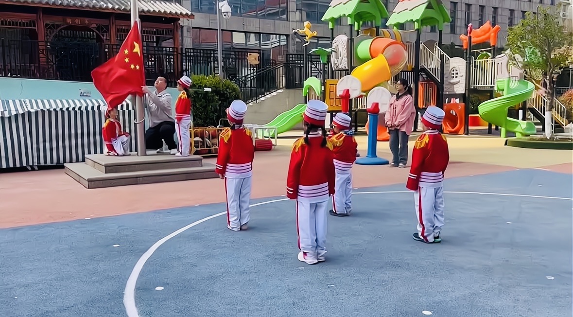 20250324【生活燕幼&middot;园区动态】新城分园——我是小小升旗手大五班升旗活动(1)_html_40354c68.jpg