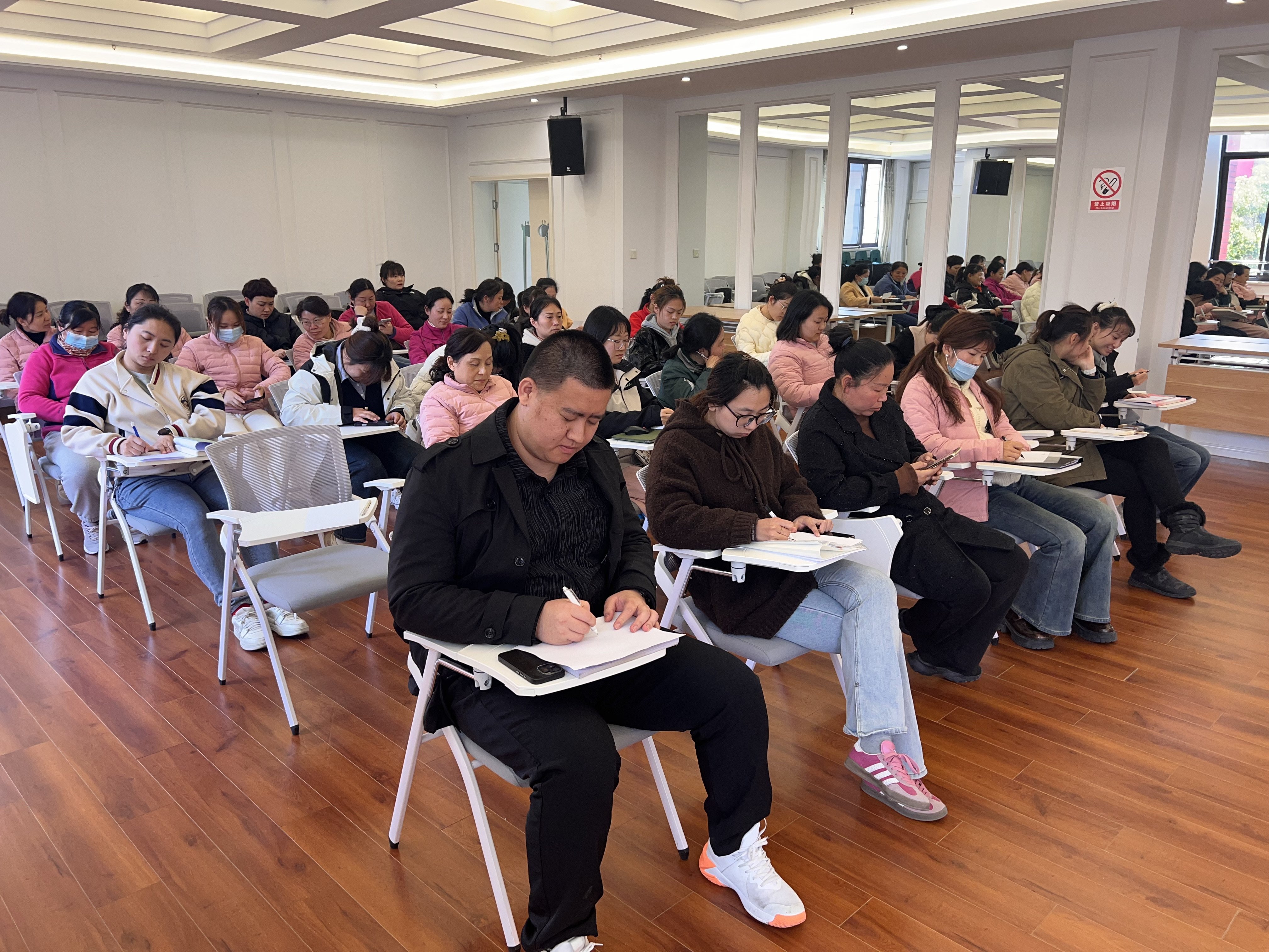 20250320【生活燕幼&middot;园区动态】新城分园：春风化雨润师心 正念赋能护花开_html_m32a673eb.jpg