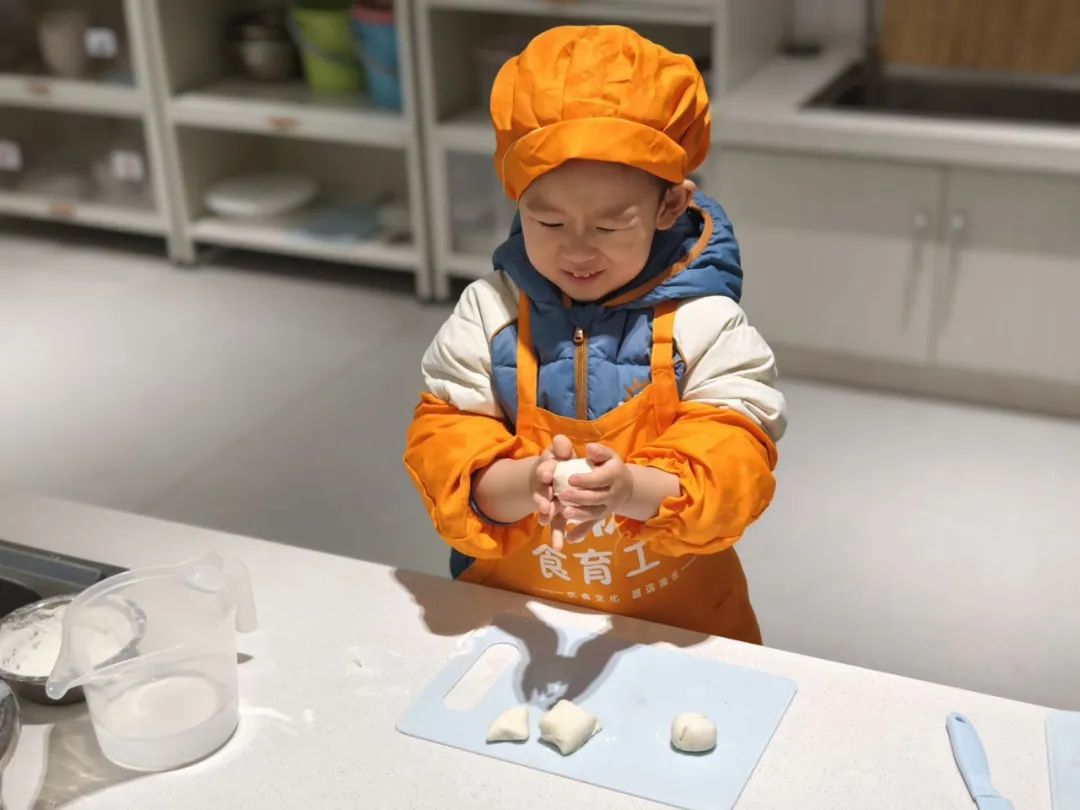 20250304【生活燕幼·园区动态】燕鸣苑分园：“蛰逢春动，饼香悦节”——舌尖上的节气之惊蛰_html_8df9a39.jpg