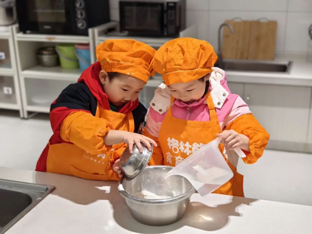 20250304【生活燕幼·园区动态】燕鸣苑分园：“蛰逢春动，饼香悦节”——舌尖上的节气之惊蛰_html_3640aae3.jpg