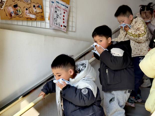 20250306【生活燕幼·安全第一】燕鸣苑分园：“安全无小事，防范于未然”——幼儿园消防安全培训及疏散演练_html_721d5207.jpg
