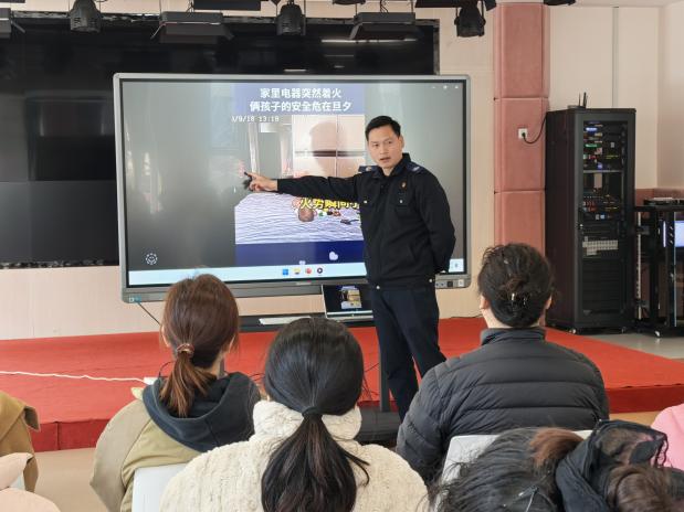 20250306【生活燕幼·安全第一】燕鸣苑分园：“安全无小事，防范于未然”——幼儿园消防安全培训及疏散演练_html_m1a124ff6.jpg