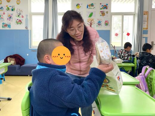 20250311【生活燕幼·党支部动态】“弘扬雷锋时代精神，凝聚行知先锋力量”——燕幼党员教师志愿者活动_html_m340ea3d4.jpg