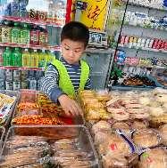 20250430【生活燕幼·园区动态】中心园： “快乐打工记” ——劳动节职业体验活动_html_m6c692fab.jpg