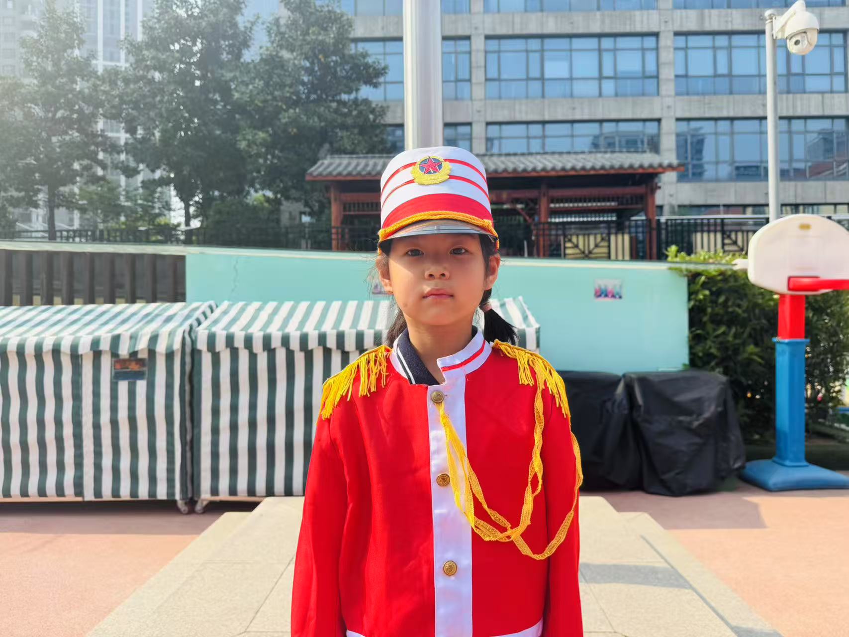20250428【生活燕幼·园区动态】新城分园——我是小小升旗手大五班升旗活动_html_m5d1ce0fe.jpg
