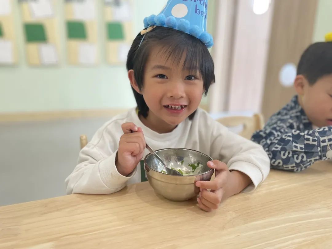 20230509【生活燕幼·园区动态】燕鸣苑分园：小小时光，岁岁成长——记五月“小桃子”集体生日会_html_m36a4e030.jpg