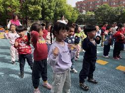 【生活燕幼·年级组动态】燕幼中心园：“快乐体智能，健康好体魄”---中班年级组社区活动_html_5c89346a.jpg