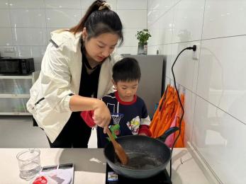 20241107【生活燕幼&middot;园区动态】燕鸣苑分园：“糖霜飘满园”——舌尖上的节气之立冬_html_5816c900.jpg