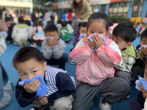 20241107【生活燕幼·安全第一】燕鸣苑分园：“消防在‘童’心，安全护‘童’行”——幼儿园消防安全培训及疏散演练_html_420600f1.jpg