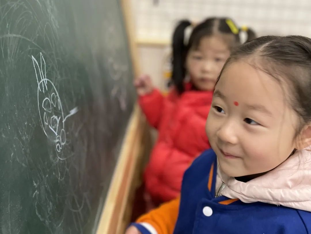 20230206【生活燕幼&middot;园区动态】燕鸣苑分园：“春暖花开 萌兔归来”——新学期开学记_html_m4dee8808.jpg