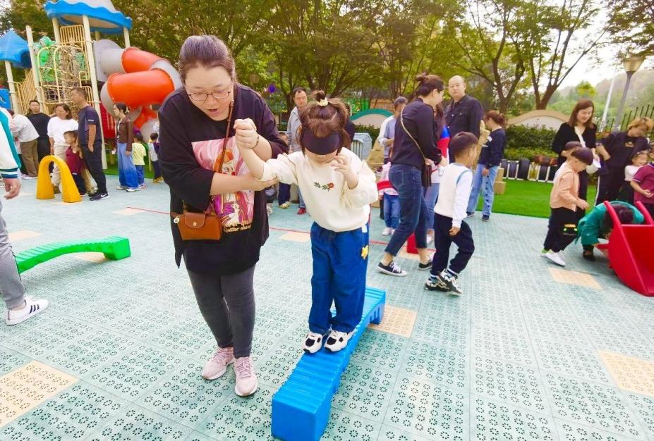 【生活燕幼·年级组动态】下庙分园：“大手牵小手，一起来运动”——中班半日开放暨亲子运动会活动_html_3236a03d.jpg