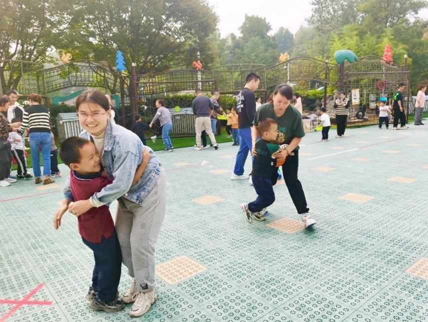 【生活燕幼·年级组动态】下庙分园：“大手牵小手，一起来运动”——中班半日开放暨亲子运动会活动_html_bd3c71b.jpg