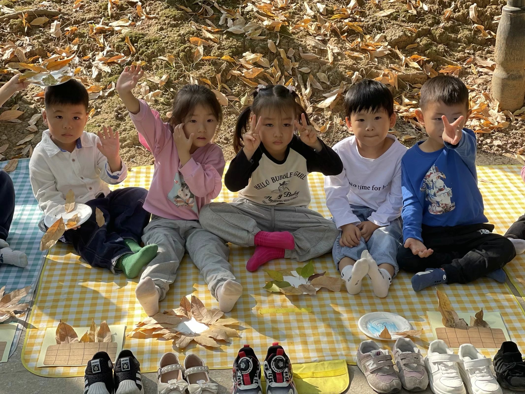 【生活燕幼·年级组动态】下庙分园：“走进公园，收集秋意”——小班组社区活动(1)_html_6a8206e3.jpg