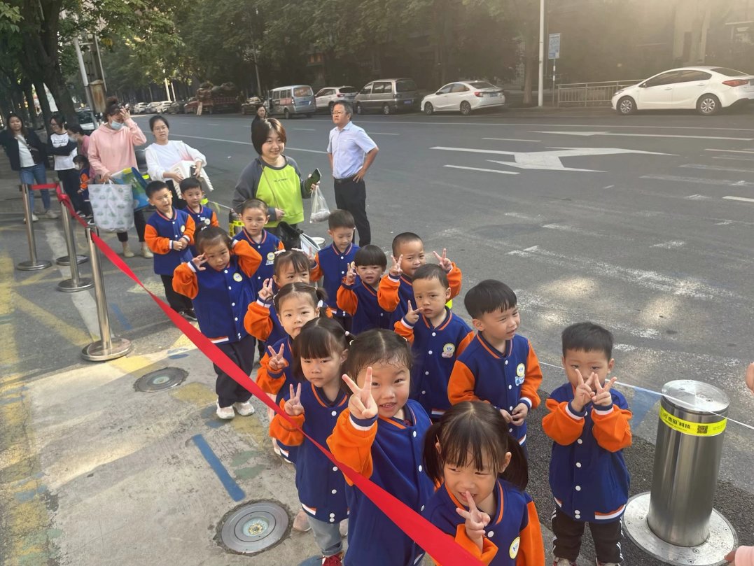 【生活燕幼·年级组动态】下庙分园：“走进公园，收集秋意”——小班组社区活动(1)_html_5e953268.jpg