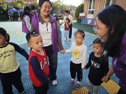 20231101大学生志愿者走进燕子矶幼儿园_html_m7549c905.jpg
