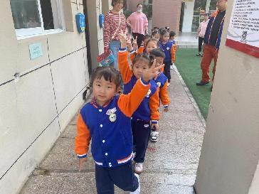 2023.10.26 小班年级组社区活动_html_37fb3e8c.jpg