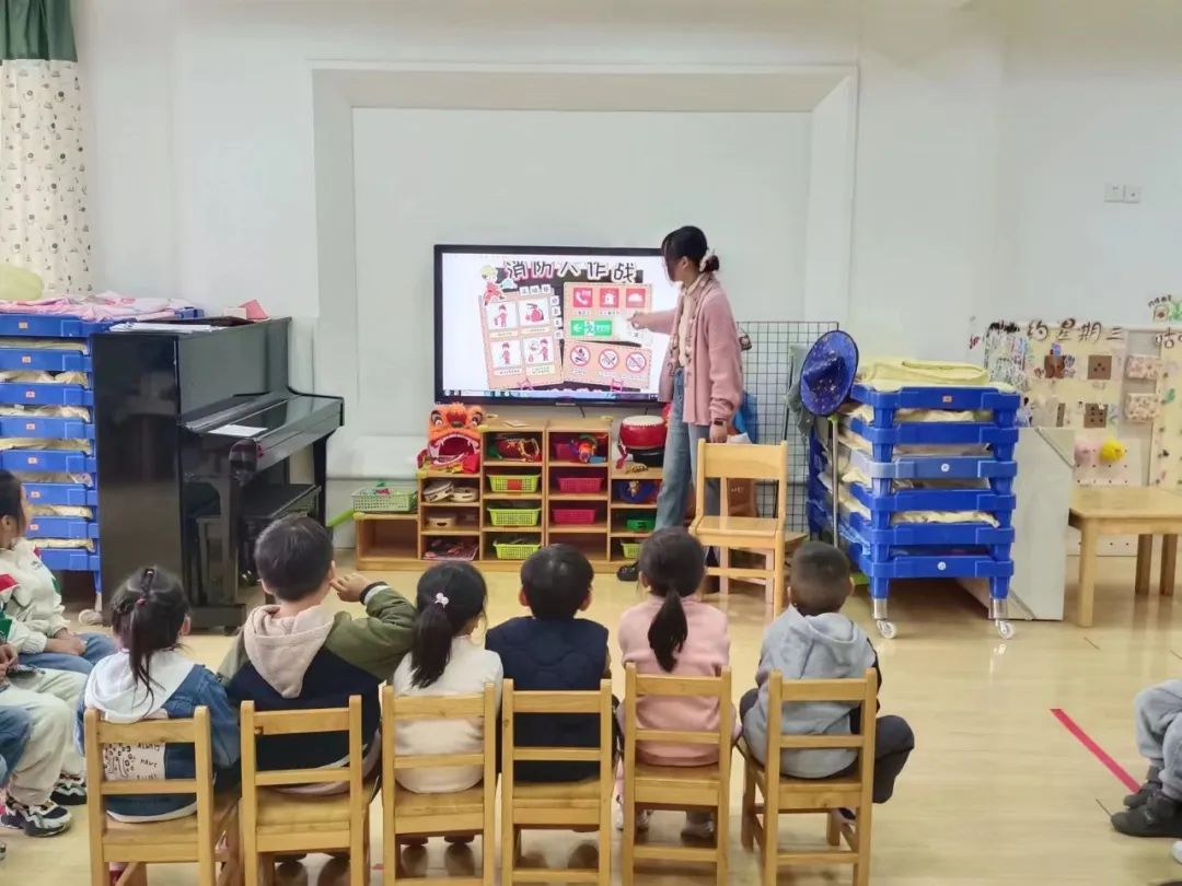 【生活燕幼·安全第一】消防驻“童心”，安全伴我行——消防疏散演练活动_html_5319e5b7.jpg