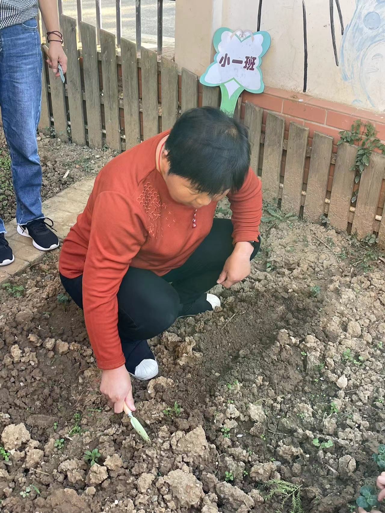 【生活燕幼·年级组动态】下庙分园：“拾秋季，探种植”——小班组种植团活动(1)_html_m36e6ff0b.jpg