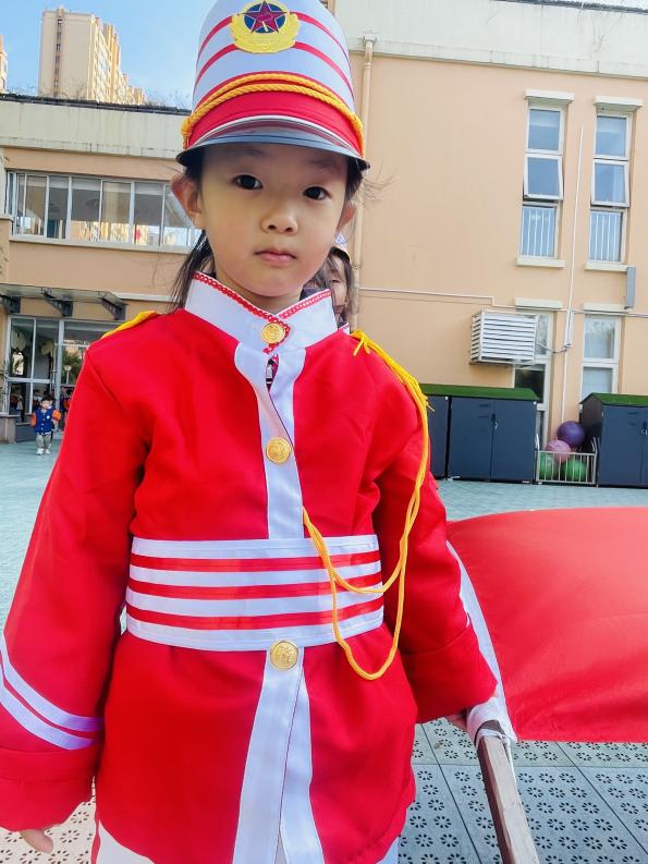 20231106【生活燕幼·园区动态】下庙分园：“小仪式，大情怀”——大四班升旗仪式(1)_html_239227e6.jpg