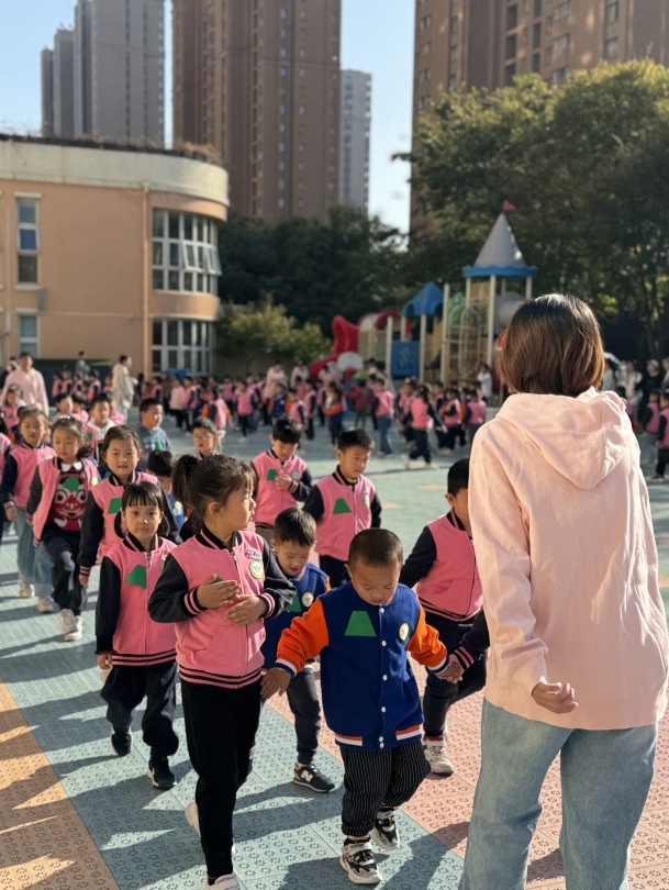【生活燕幼·园区动态】下庙分园：“大手拉小手，运动迎园庆”——大带小运动会_html_6b91f732.jpg
