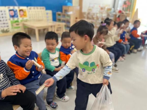 20231023【生活燕幼·园区动态】燕鸣苑分园：“爱满重阳 孝润童心”——重阳节活动_html_dc5e008.jpg