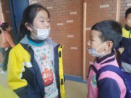 【生活燕幼·年级组动态】燕幼中心园“小学初体验，衔接零距离”——大班社区活动参观小学_html_mac87f1d.jpg
