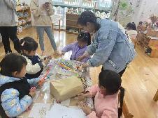 【生活燕幼·教研组动态】燕幼中心园“游戏促发展，教研共成长”——美术教研组区域游戏开放活动_html_24a97f2d.jpg
