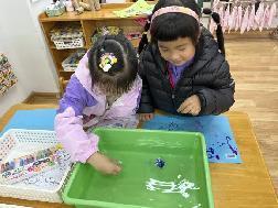 2023.3.24【生活燕幼·教研组动态】燕幼中心园：探索大奥秘 畅玩科学区---科学教研组区域游戏开放_html_m795affa0.jpg