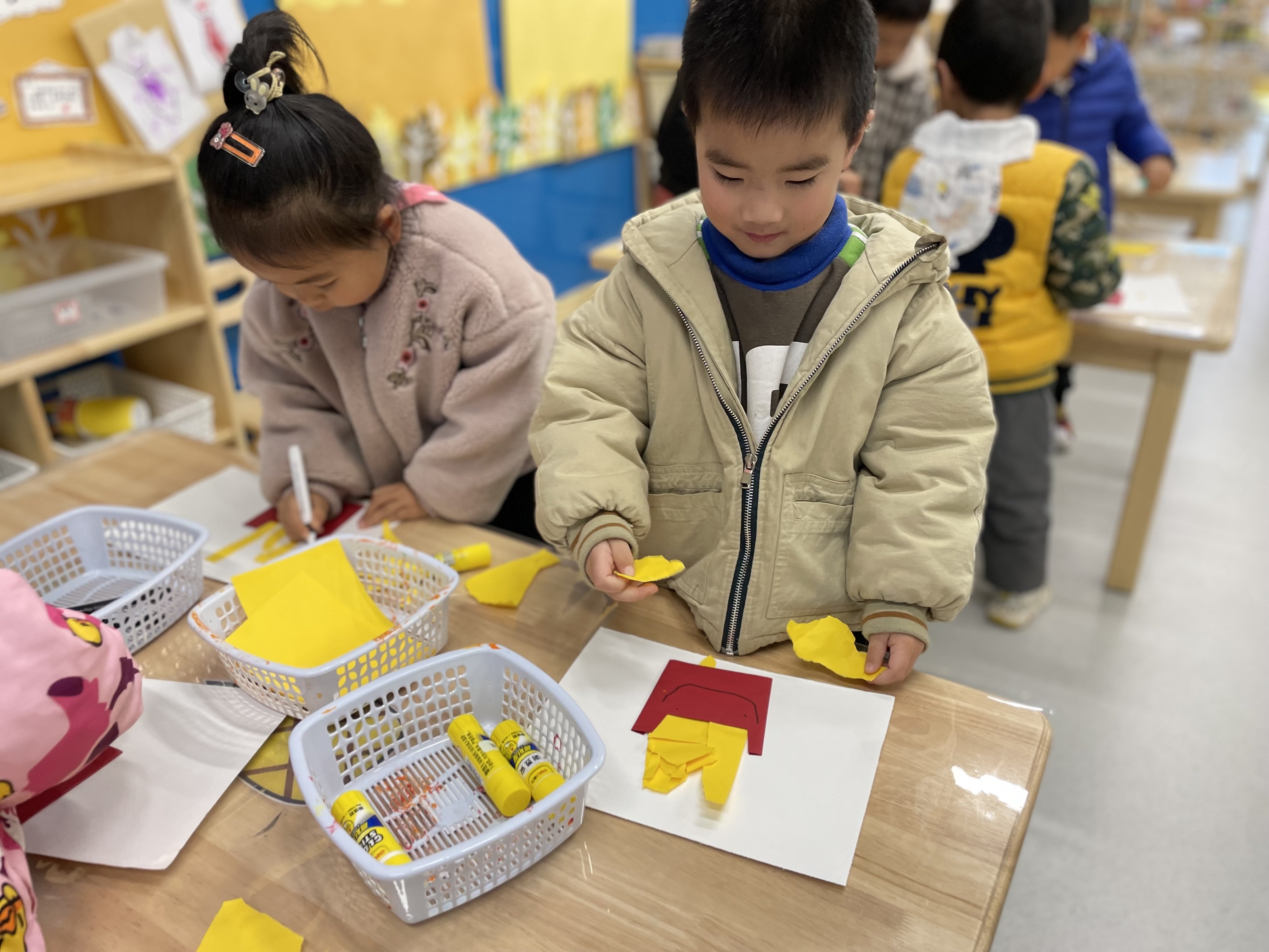 20230324【生活燕幼·教研组动态】燕鸣苑分园：绘色彩之美 研童心之趣——美术教研组集体教学观摩研讨活动_html_m110af73.jpg