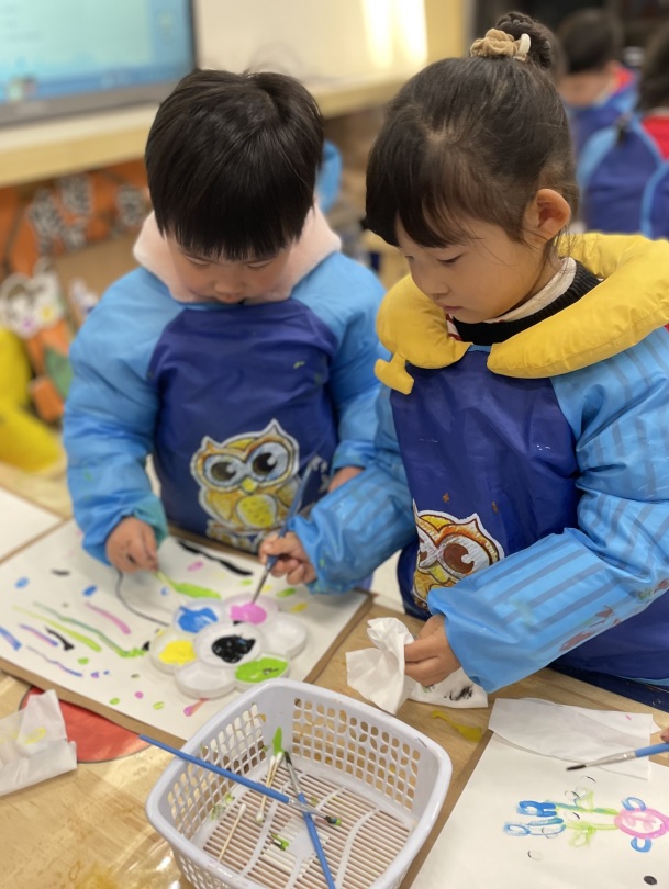 20230324【生活燕幼·教研组动态】燕鸣苑分园：绘色彩之美 研童心之趣——美术教研组集体教学观摩研讨活动_html_77d4696e.jpg