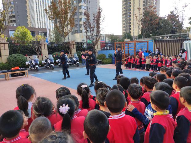 20201112新城警车进校园_html_m1bd66bf3.jpg