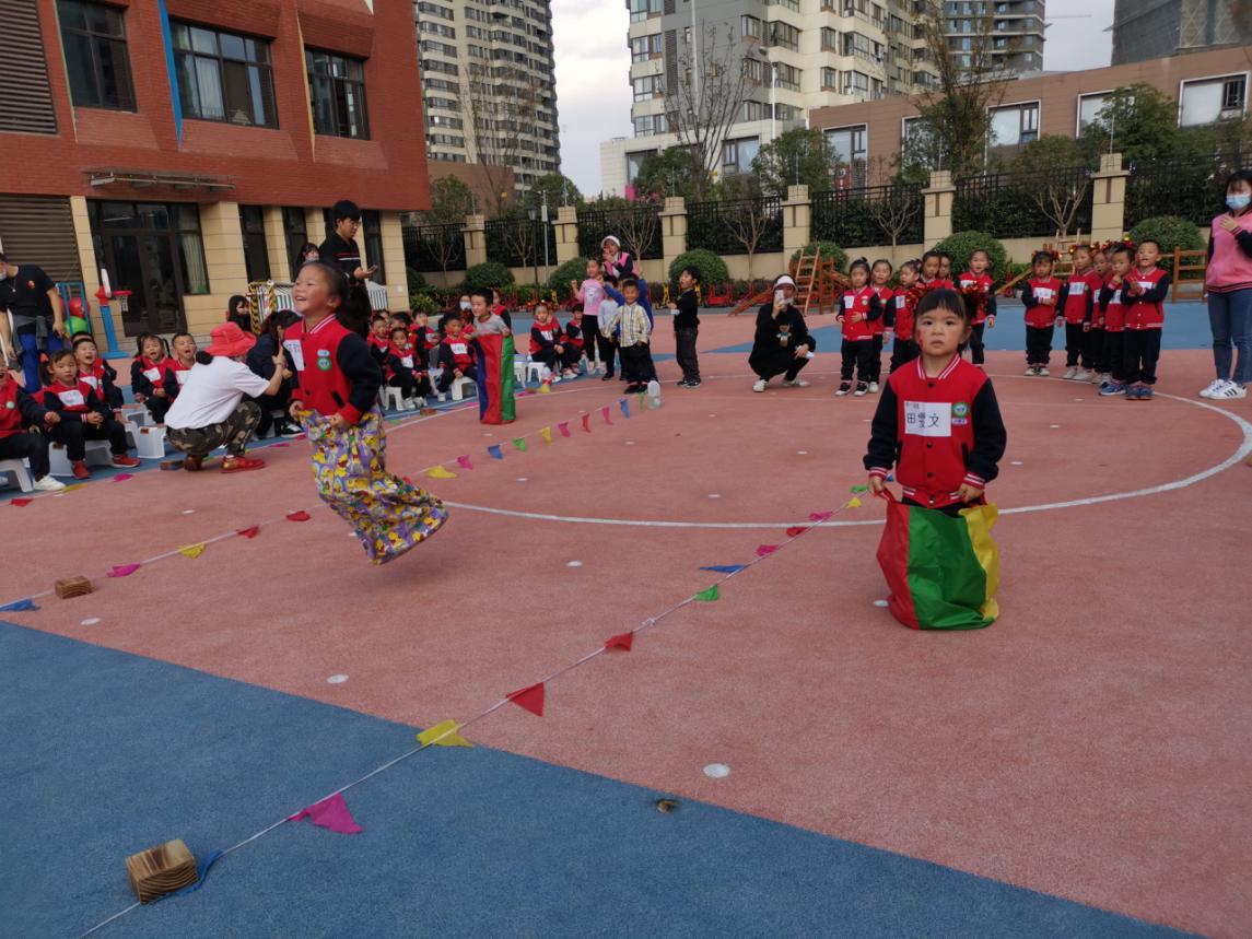 20201118【年级组动态】新城园区中班年级组运动会_html_m8b9ec17.jpg