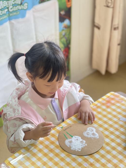 2024.10.8【园区动态】新城园区：袅袅凉风动，凄凄寒露零 ——小一班寒露节气活动_html_m278a4a2.jpg