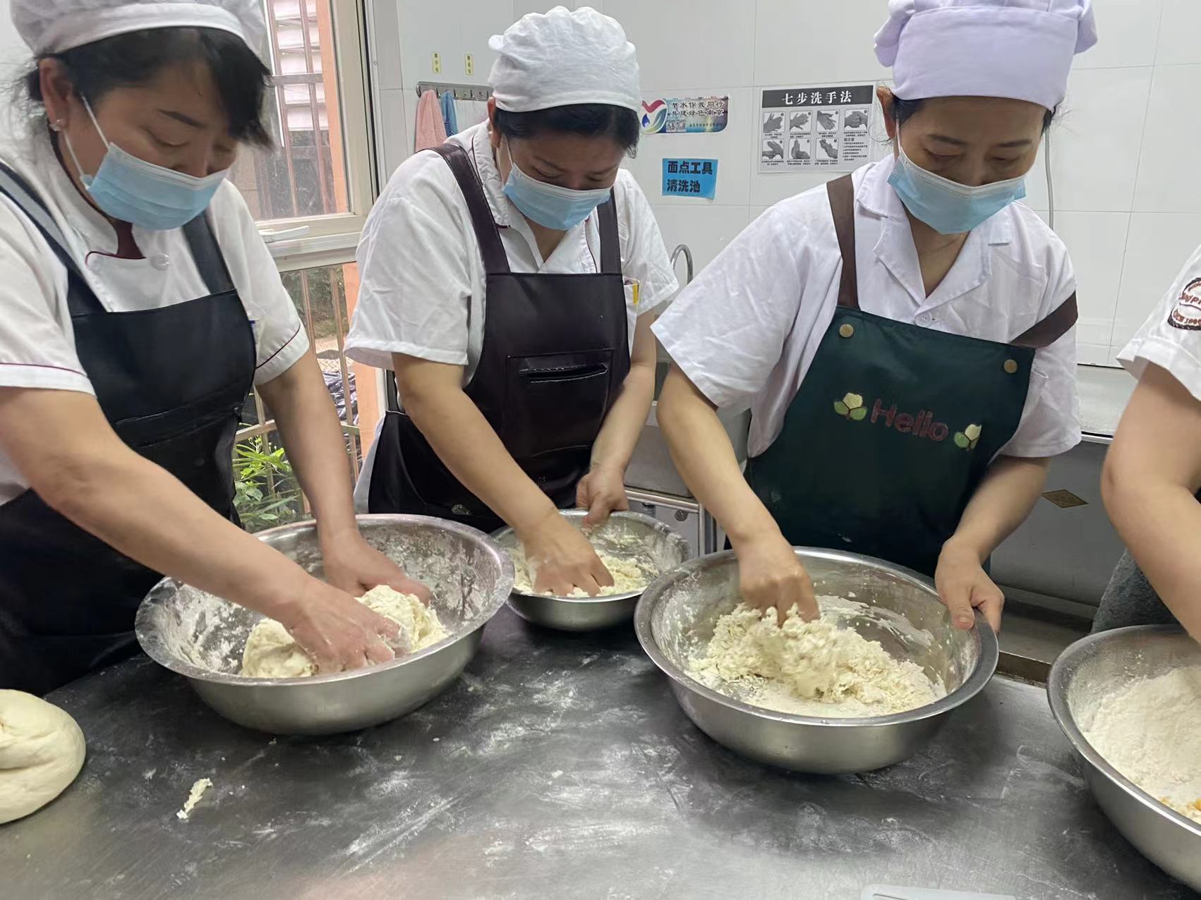 20230518【生活燕幼·安全第一】下庙分园：“亮技能，展风采”——食堂工作人员技能比赛_html_6538eeb9.jpg