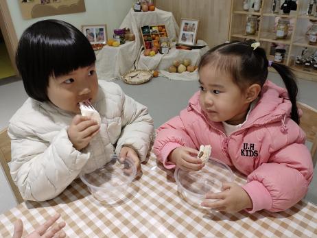 @20241129【生活燕幼·园区动态】萌娃庆生，童趣飞扬——十一月“小桃子”集体生日会_html_m2ddfdcd2.jpg