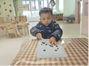 20241206【生活燕幼·园区动态】燕鸣苑分园萌娃迎大雪，巧手制“雪花”_html_m11bdd367.png