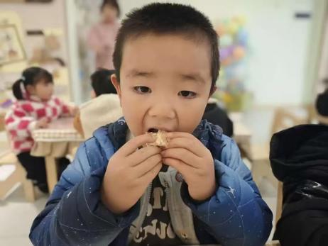 20241206【生活燕幼·园区动态】燕鸣苑分园萌娃迎大雪，巧手制“雪花”_html_m77a10d0f.jpg