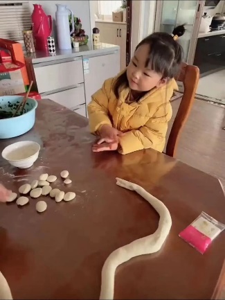 20240217  【生活燕幼】“齐乐龙龙，趣迎新年”——我的中国年主题活动_html_65b51a50.jpg