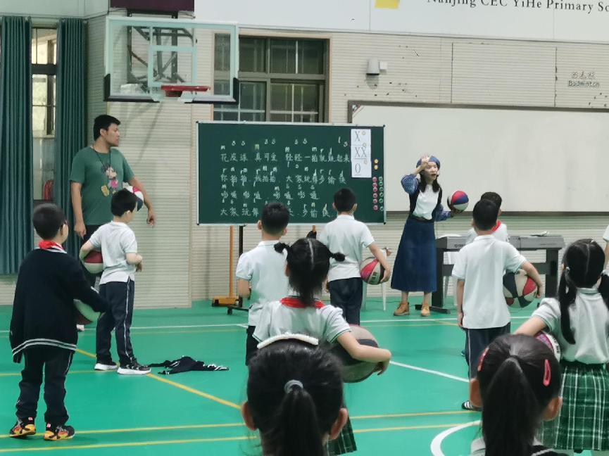 9.28音体融合教学新闻稿（侯珏）(1)_html_5b4e703c.jpg