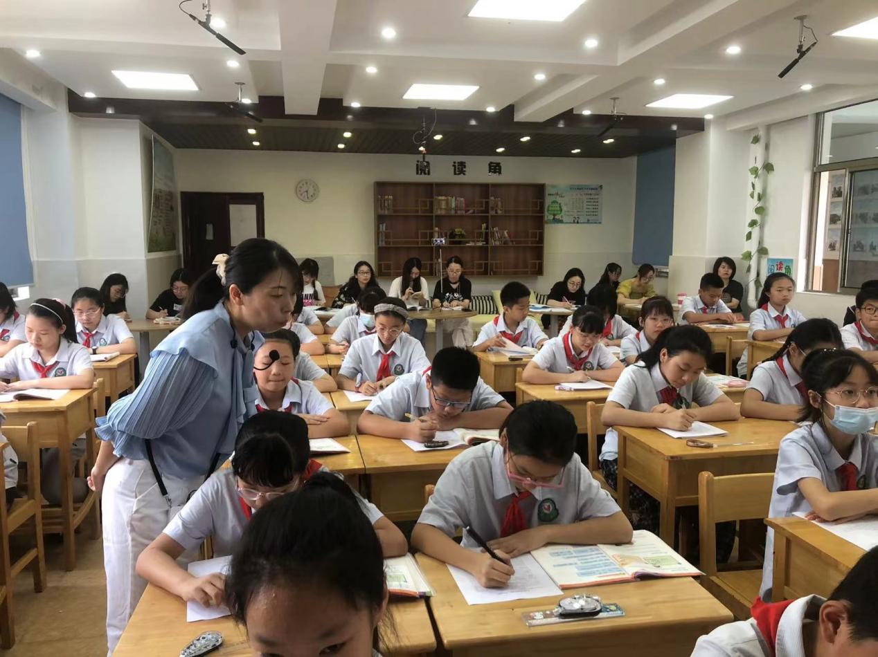 9.30---【养正颐小•教学】集体教研学课标，三尺讲台绽芳华_html_1bc9cb42.jpg