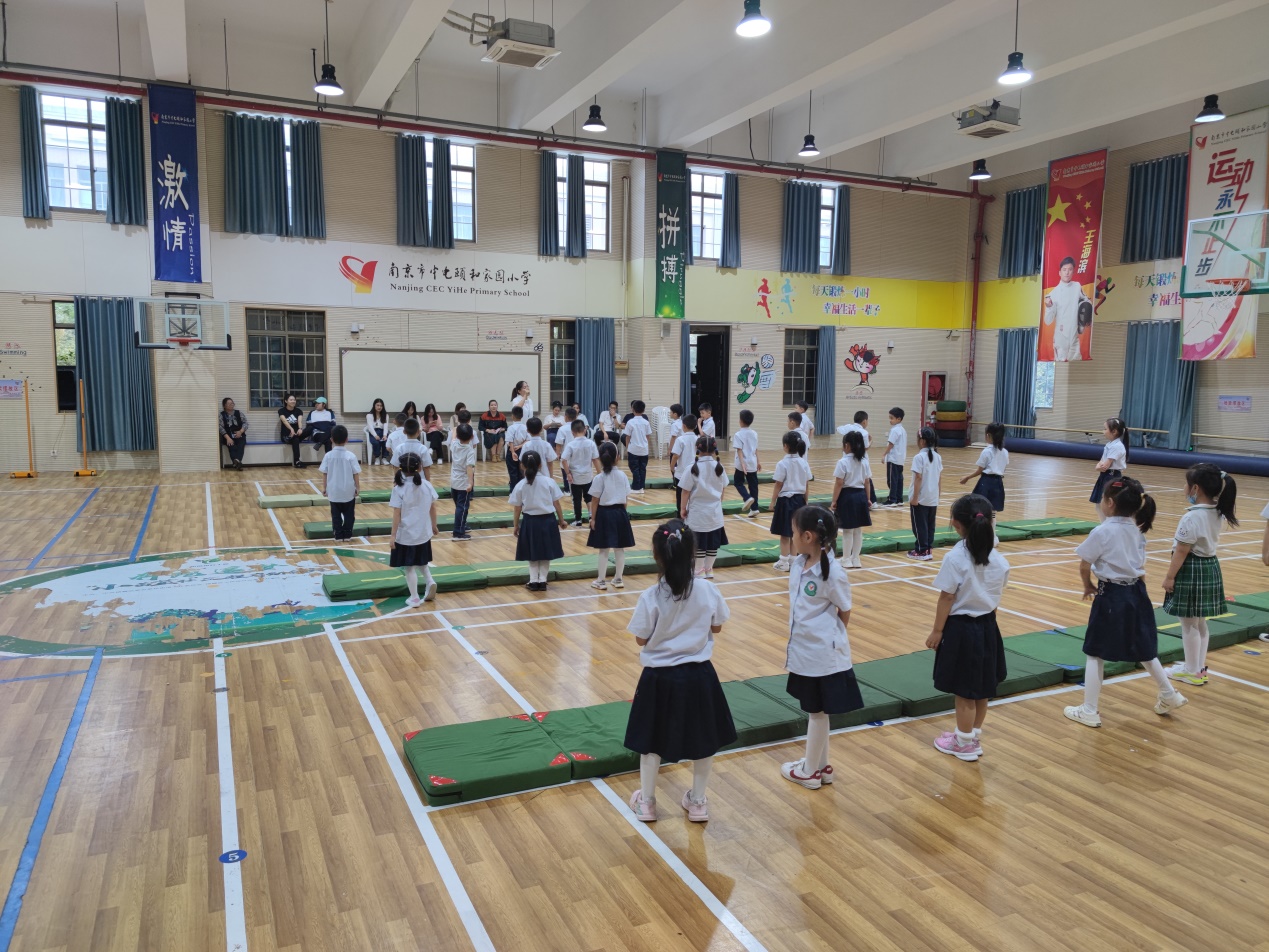【养正颐小&middot;教学】健身趣味爬 萌娃笑哈哈——中电颐和家园小学综合组第三次教研活动_html_6ff423ca.jpg